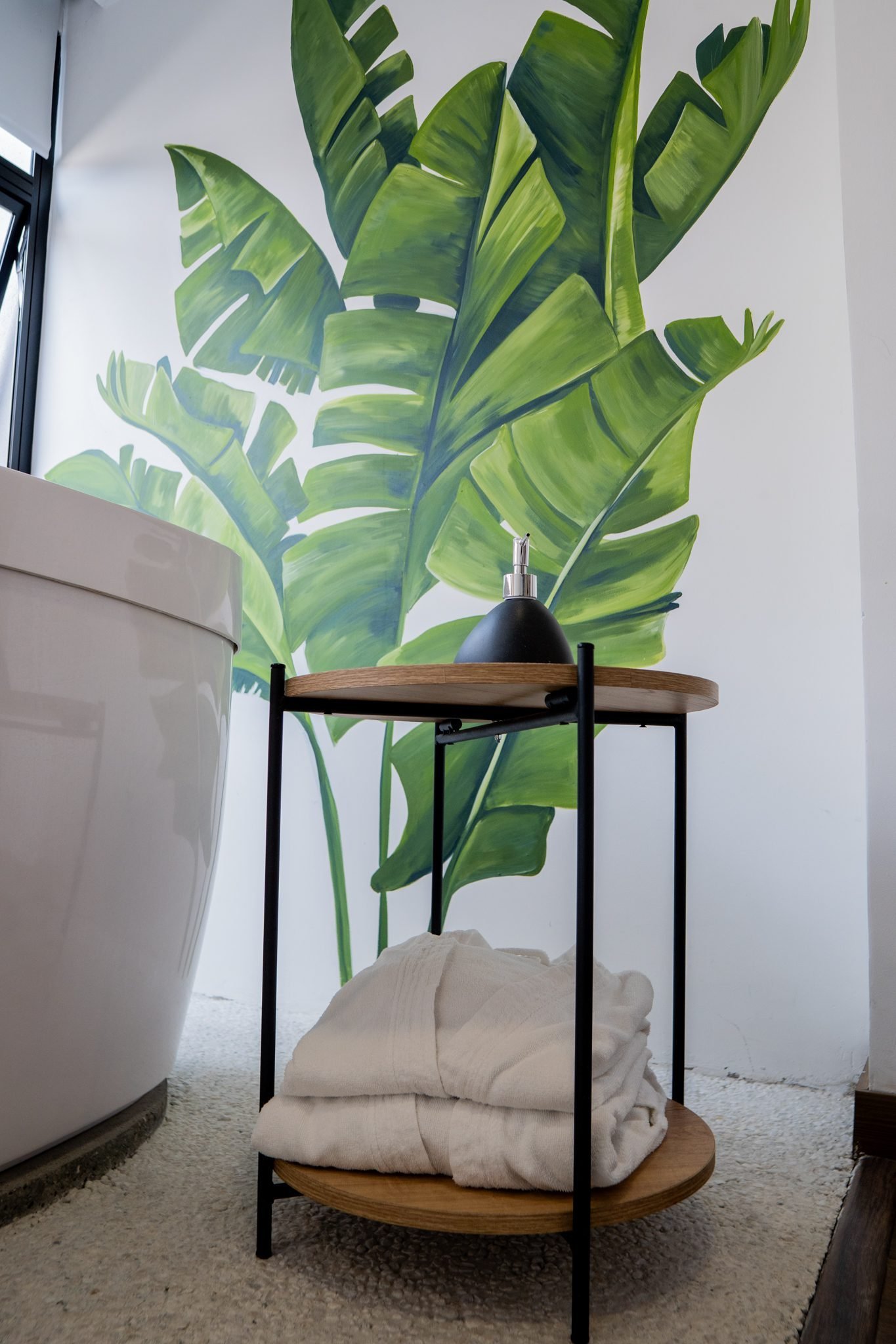 Handtücher und Details neben der Badewanne in einem Hotelzimmer