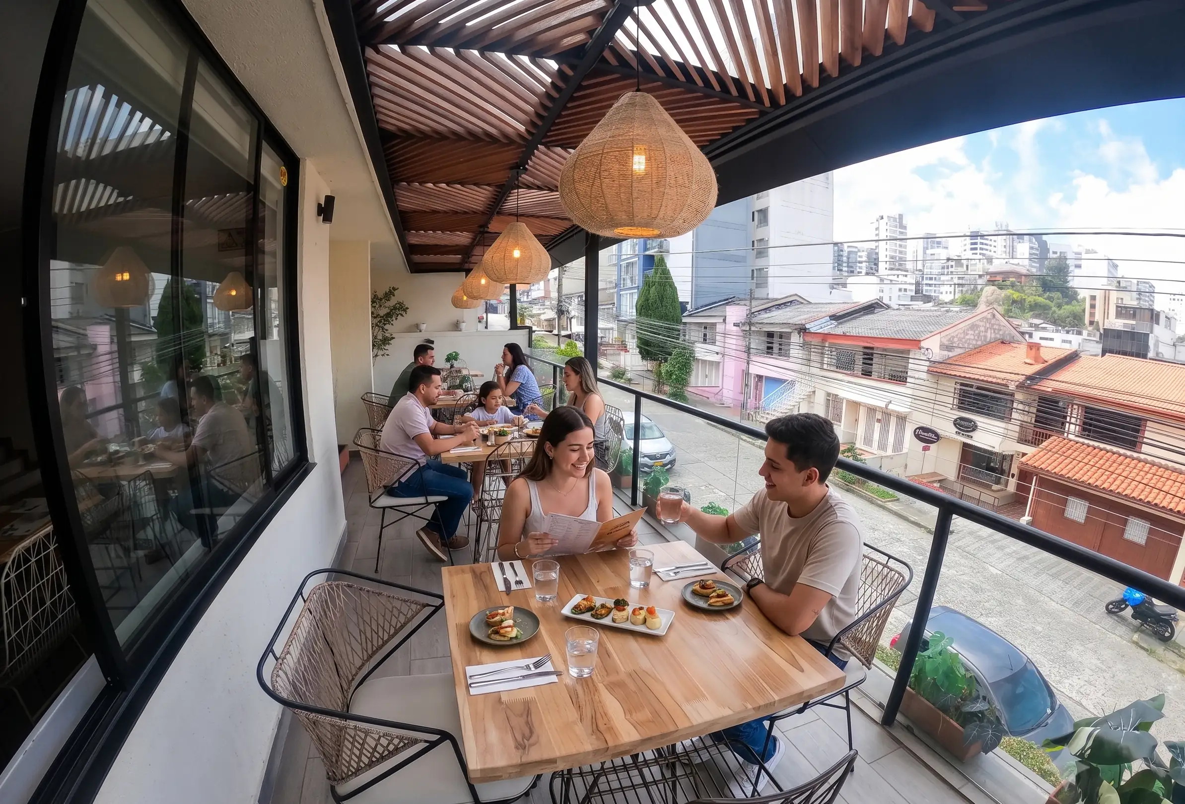 Comensales en el restaurante del Hotel Piedras de Maní