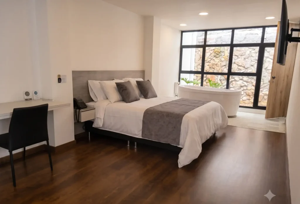 Suite con tina del hotel Piedras de Maní en Manizales, Hotel con parqueadero, co wordking y cerca a las zonas más prestigiosas de Manizales.